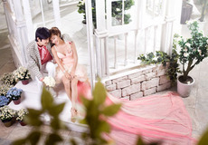 上海十指扣精品婚纱摄影婚纱照团购《十指扣:游艇婚纱照》,高品质,低价格,心相印,为每一对新人留下最美好的瞬间!原价29990元婚纱照团购仅需3456元,奢华游艇+精致内景+浪漫外景拍摄250张以上,底片刻盘全送!典藏相册3个+放大及摆台制作6款+多款特色产品赠送,现在订单还可享7项豪礼!手牵手,十指相扣伴一生!花276元在线购买D8婚团消费券,凭D8婚团券去商家交余款3180元即可预约消费!_团800上海团购网站大全