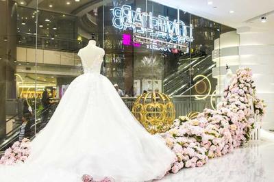 美团点评首家线下结婚体验中心在沪亮相，VR科技赋能一站式婚庆服务